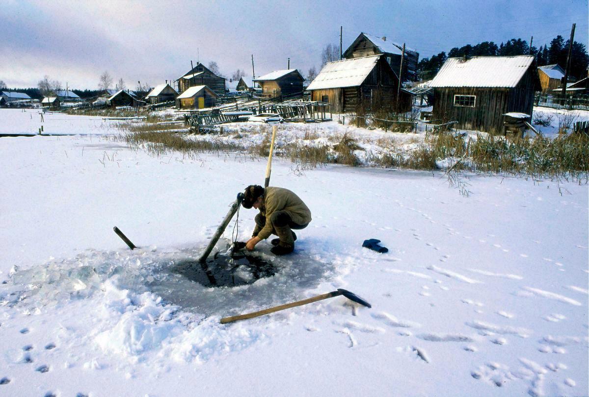 Nurmoila on autenttinen karjalaiskylä Aunuksen piirissä Venäjän Karjalassa. Talvella elämä karjalaiskylissä on niukkaa. Mies kokee pyydyksiään avannon reunalla.