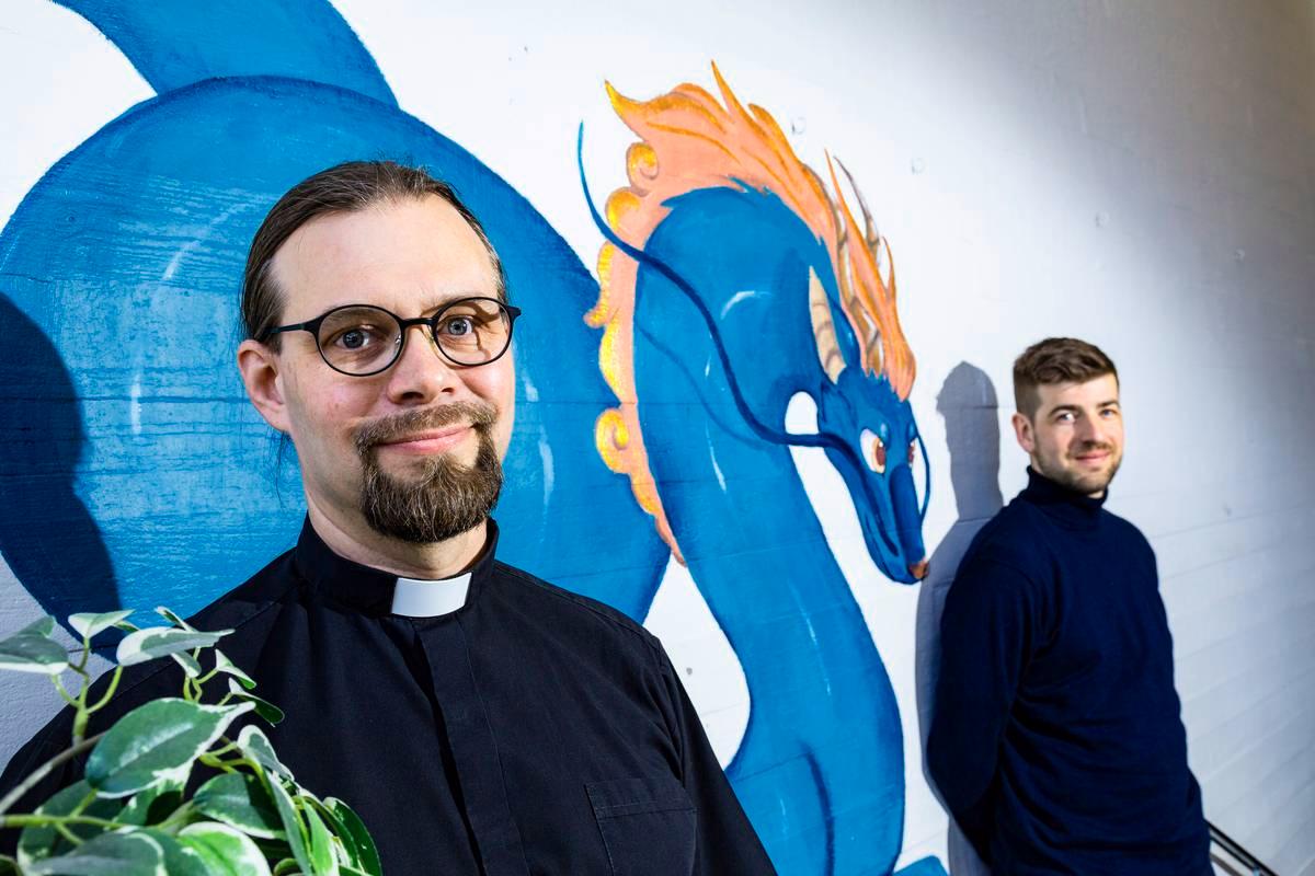Pappi Tuomo Kahenvirta (vasemmalla) kertoo, että kirkon tehtävä on auttaa nuoria löytämään paikkansa maailmassa. Ilkka Laasosen (oikealla) mielestä se on arvokasta.