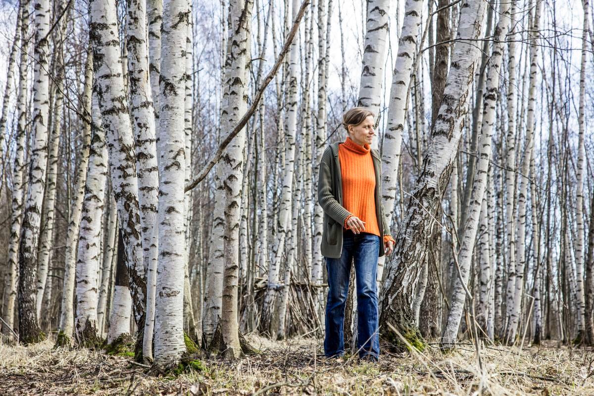 Anja Erämaja käy kävelyretkillä päivittäin. Yksi hänen retkikohteistaan on Viikinrannan koivikko.