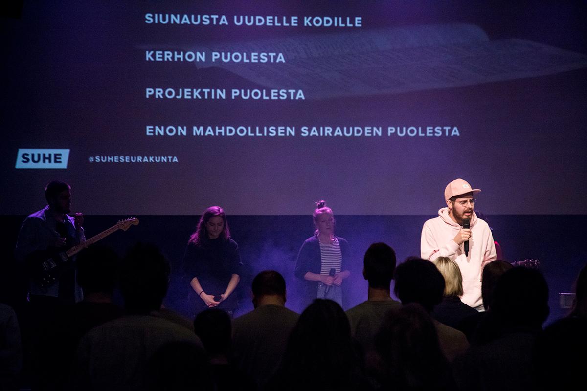 Lasse Sahimaa johtaa rukousta Suhen sunnuntaitilaisuudessa.