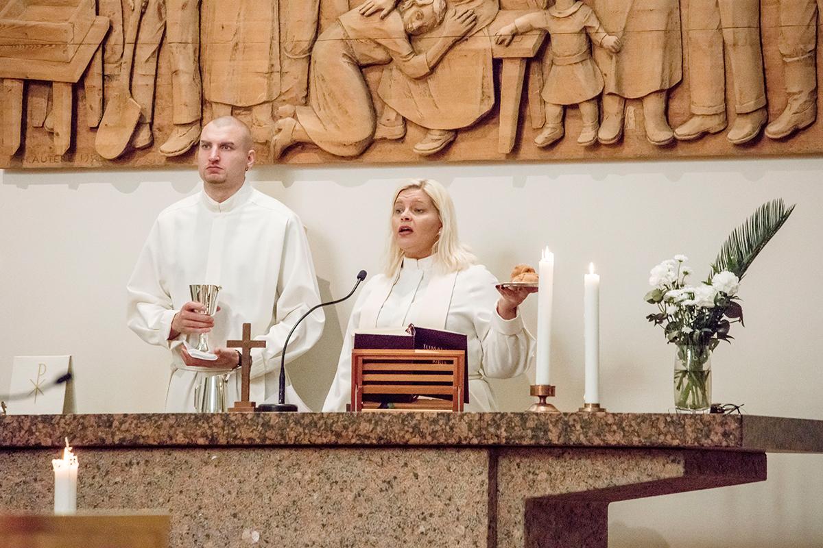 Pappi Laura Huovinen ja ehtoollisavustaja Janne Kilpirinne Kallion kirkon Kivimessussa.