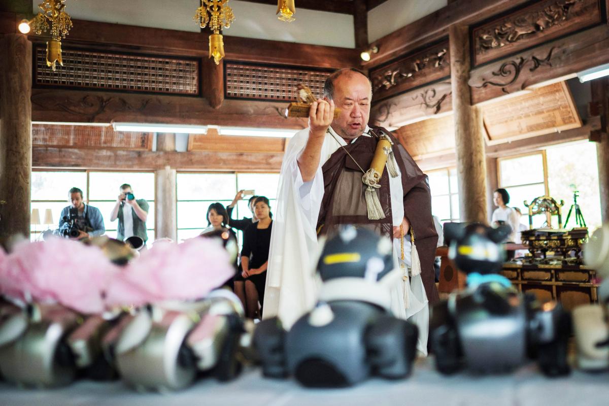 Buddhalainen ylipappi Bungen Oi rukoilee Sonyn Aibo-robottikoiran hautajaisissa Kofukujin temppelissä Japanissa. Ensimmäinen Aibo tuotiin markkinoille 1999. Robottikoira kykenee oppimaan, tunnistamaan käskyjä ja seurustelemaan. ”Aibo” merkitsee japaniksi rakkautta ja kiintymystä.