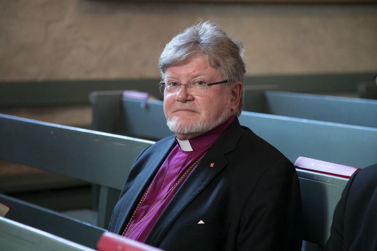 Oulun piispa Samuel Salmi käytti tiukan, naispuolisia pappeja puolustuvan puheenvuoron kirkolliskokouksessa ja sai monelta kokousedustajalta aplodit.