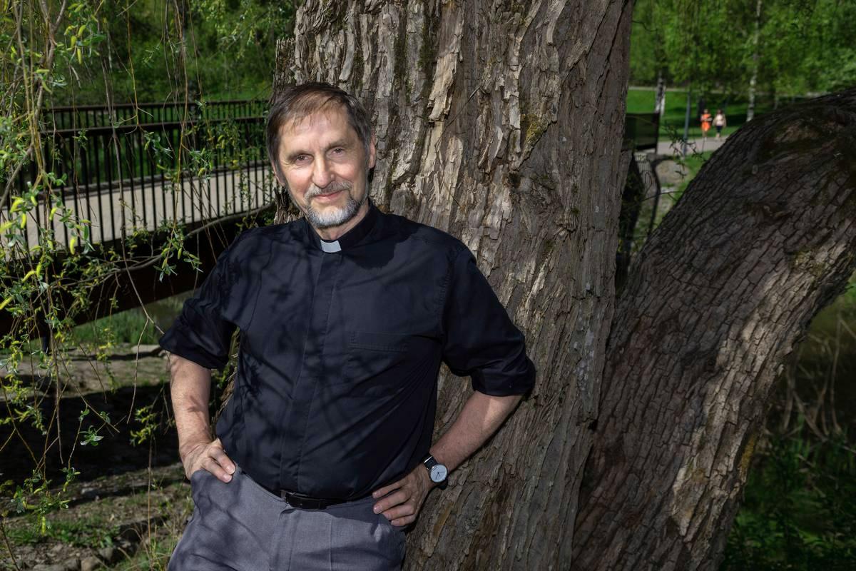 - Kirkon tehtävä ei ole tuomita. Ihmiset kohtaavat joka puolella niin paljon tuomitsemista ja kaavoihin ahtamista, että armollisuudelle on kysyntää. Sitä ihmiset odottavat kirkolta, sanoo Antti Kujanpää.