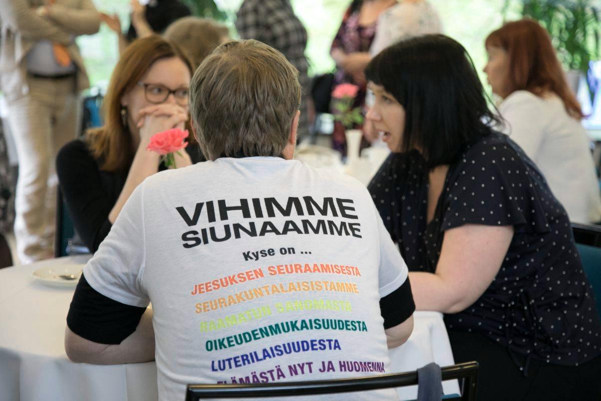Sateenkaaripapit tulivat Turun kristilliselle opistolle vetoamaan kirkolliskokousedustajiin samaa sukupuolta olevien vihkimisen puolesta.