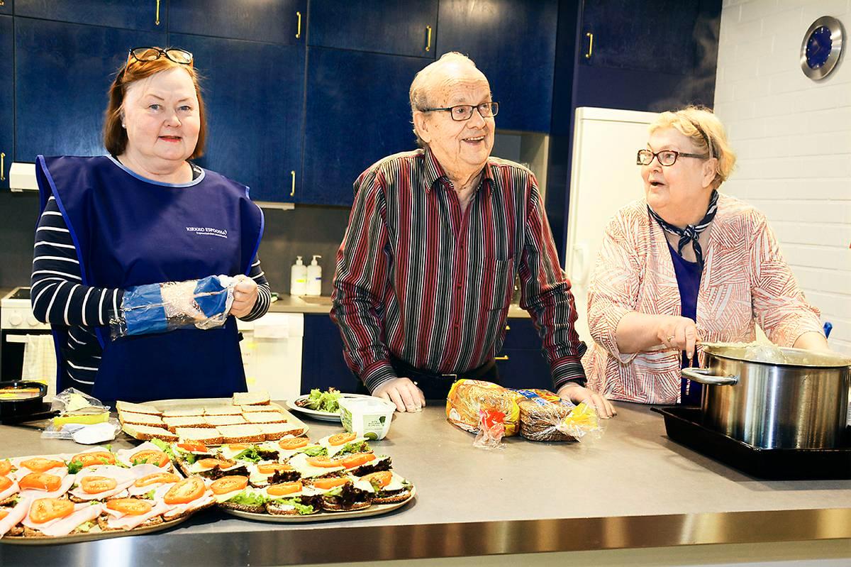 Karita Åker (vas.) Erkki Nauska ja Heli Raja-Halli ovat Espoonlahden seurakunnan vapaaehtoisia. Heidän käsissään valmistuu muun muassa aamupala, jota tarjotaan perjantaisin.