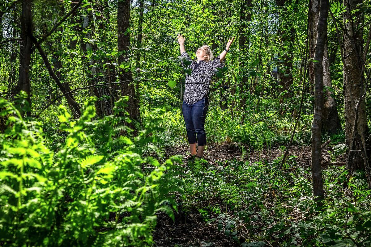 Talven jälkeen kevään vihreys ja lämpö herättävät suomalaiset nauttimaan luonnosta, myös Kati Pirttimaan. Hän kokosi yhdessä Hanna Aution kanssa uuden Suvilinnun lauluja -yhteislauluvihkon, joka koostuu kesä- ja luontoaiheisista virsistä ja lauluista.