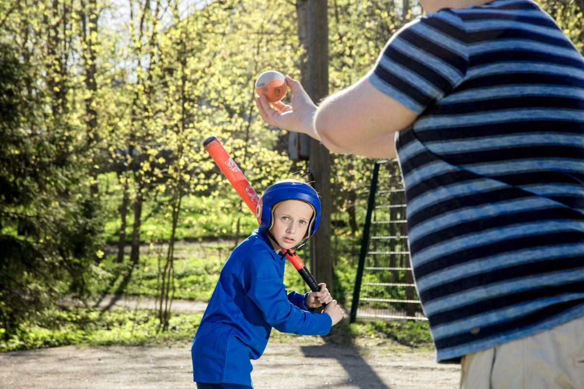 Matias harjoittelee Mikan kanssa pesäpalloa.