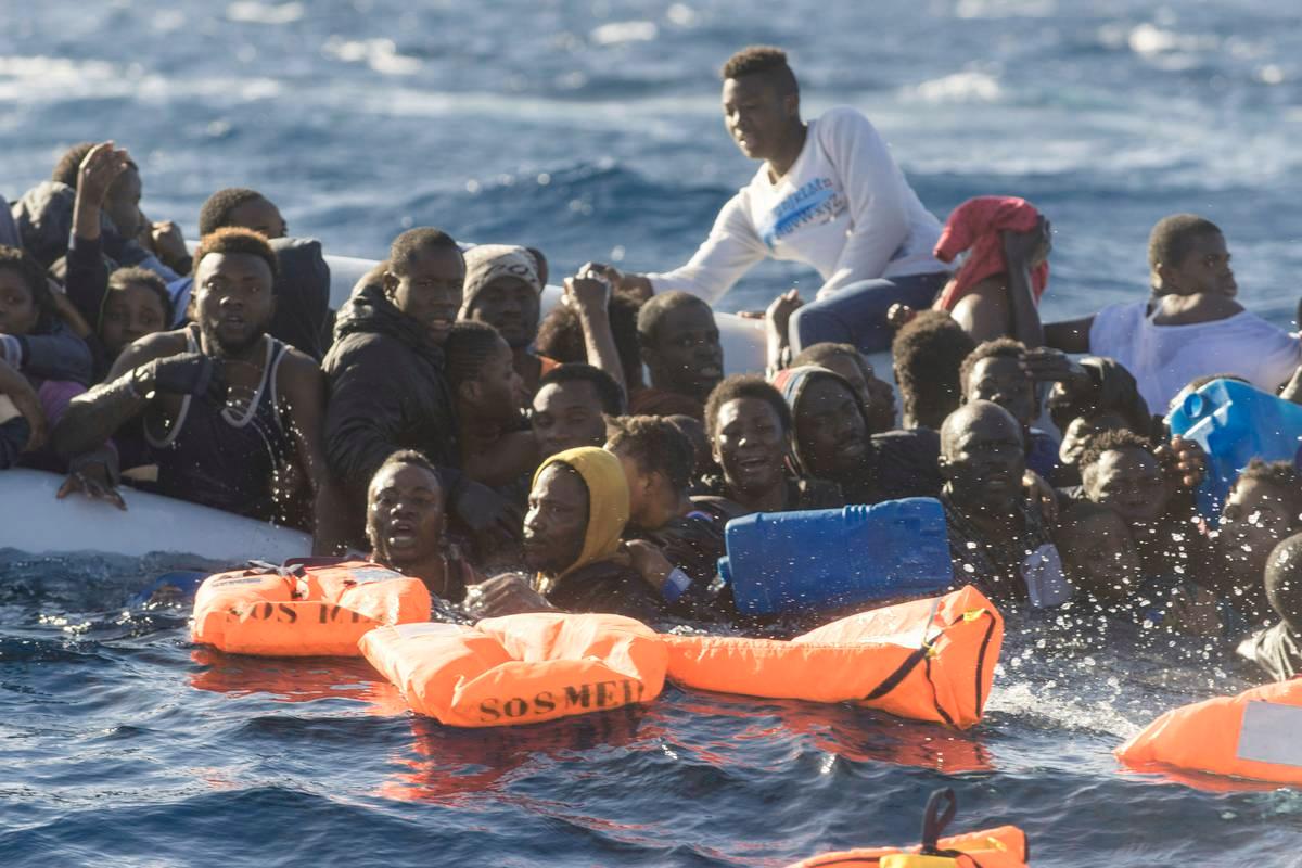 Välimeren kautta Eurooppaan pyrkivät turvapaikanhakijat joutuivat veden varaan Italian edustalla viime tammikuussa. SOS Mediterranee -järjestö pelasti tuolloin 800 ihmistä.