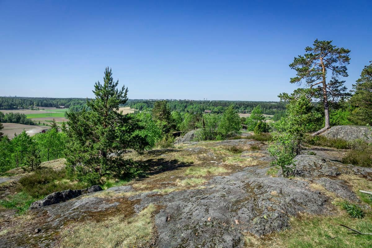 Högberget kohoaa 74,6 metriä merenpinnan yläpuolelle. Kaukana siintää Vantaan Hakunila.