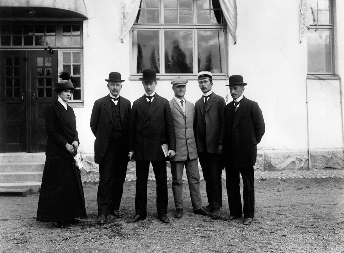 Signe ja Lauri Kristian Relander poseeraavat Jokiniemen koelaitoksella. Kuva on otettu vuonna 1913.