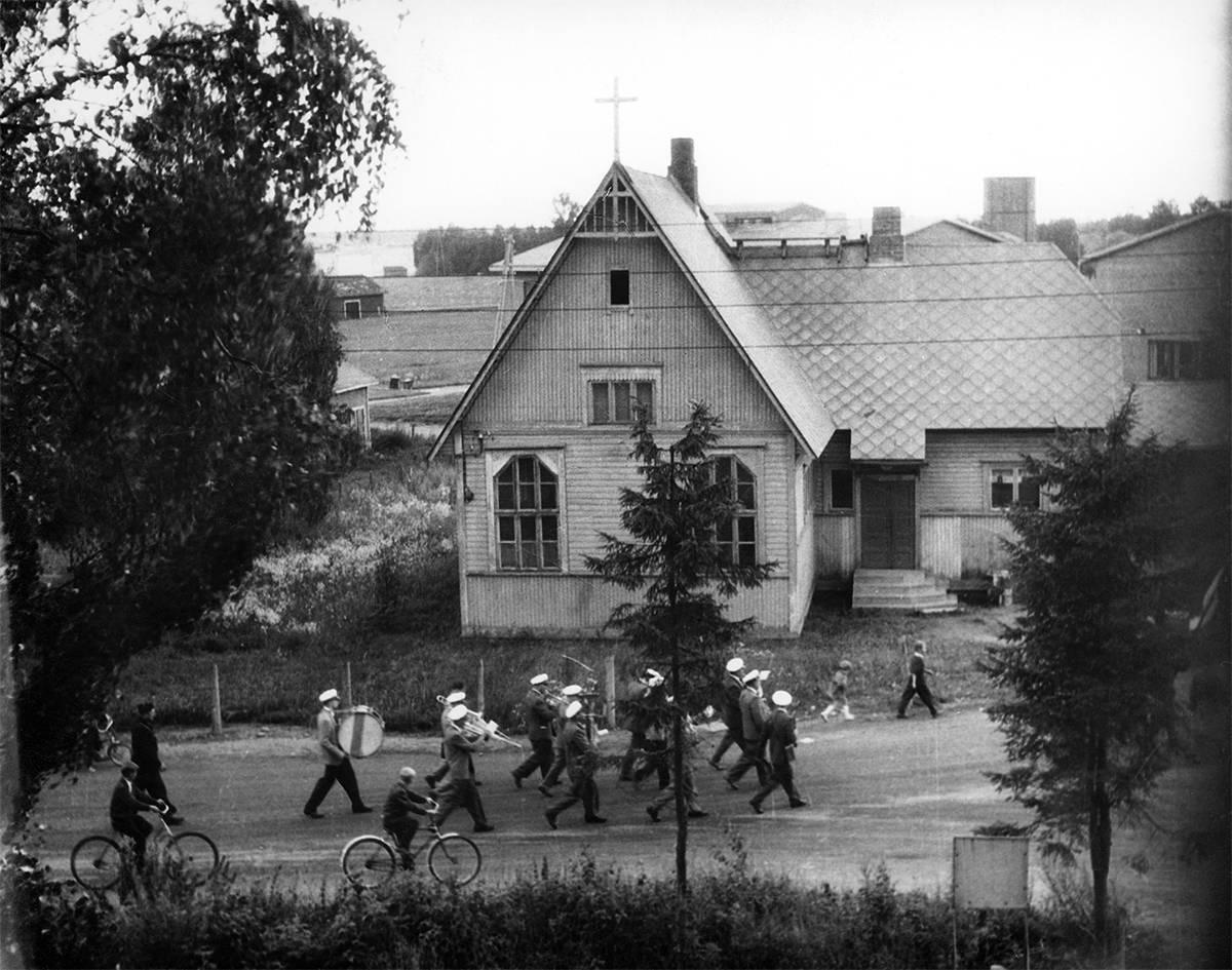 Betanian talo Tikkurilassa vuonna 1958. Talon edessä Tikkurilan Asematiellä marssii Vapaapalokuntien paraati. Lauri Kristian Relander oli mukana rakennuttamassa taloa, joka toimi rukoushuoneena.
