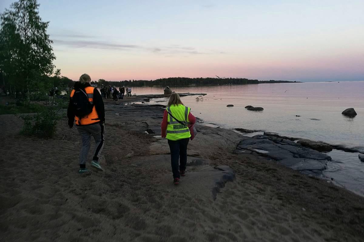 Koulujen päättäjäisviikonloppu saa nuoret liikkeelle muun muassa rannoille. Auttamisoperaatio auttaa heikossa kunnossa olevia nuoria.