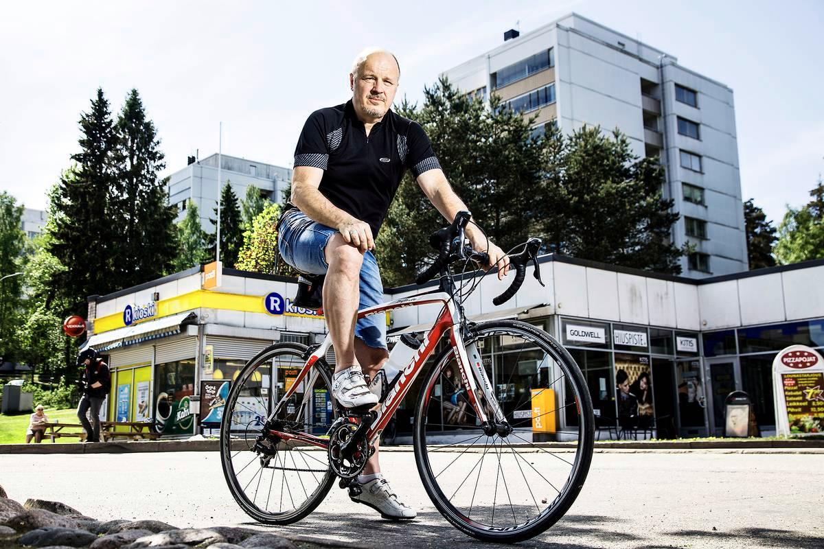 J. P. Pulkkinen on pyöräillyt romaaniaan varten tutkimusretkillä vanhassa kotikaupungissaan. Taustalla näkyvät Vantaanpuiston ostari ja kirjailijan entinen kotitalo.