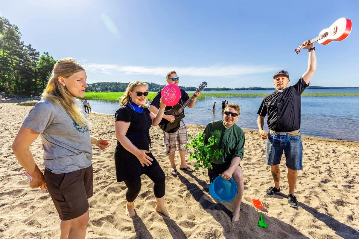 Espoonlahden seurakunta tuo kahdelle kaupungin rannalle telttasaunan sekä monenlaista tekemistä. Mukana kesämenossa on seurakunnan työntekijöitä: Siiri Salonen (vas.), Laura Malme, Jukka Lehti, Juhana Malme ja Heikki Lehti.