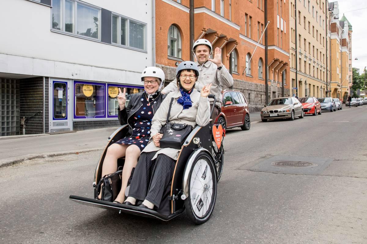 Naapuripyörää polkemassa Roope Rihtamo ja kyydissä pastori Mari Mattsson ja Tuula Syrjälä.