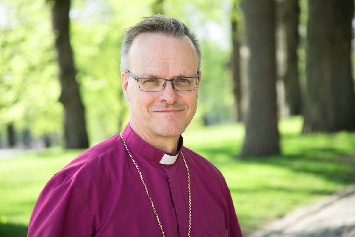 Arkkipiispa Tapio Luoma ei hyväksy naispuolisten pappien syrjimistä.