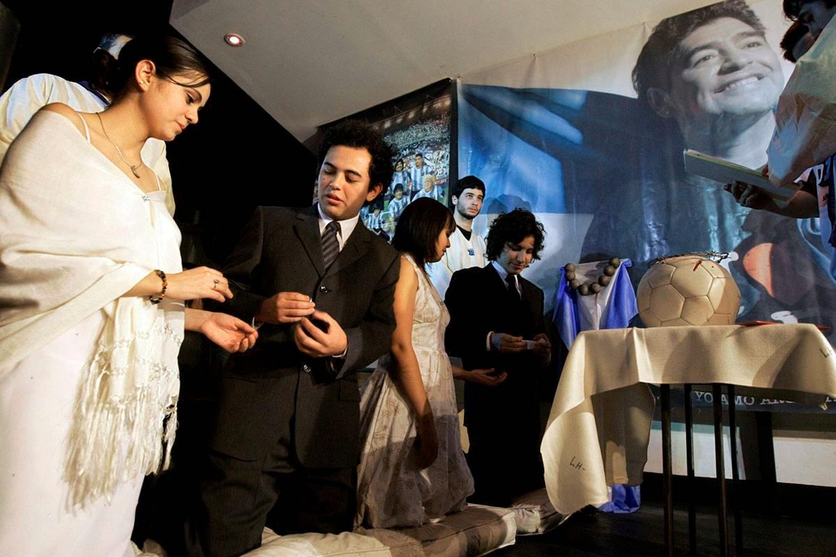 Kahden meksikolaisen pariskunnan vihkiminen Diego Maradonaa palvovassa maradoniaanisessa Jumalan käsi -kirkossa Buenos Airesissa vuonna 2007. Kuva: Marcos Brindicci / Reuters / Lehtikuva