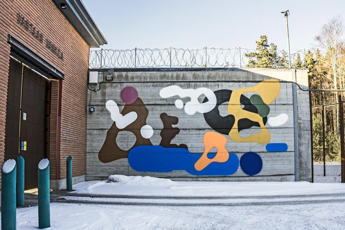 Graffititaiteilija EGSin teos koristaa Vantaan vankilan pääsisäänkäyntiä.