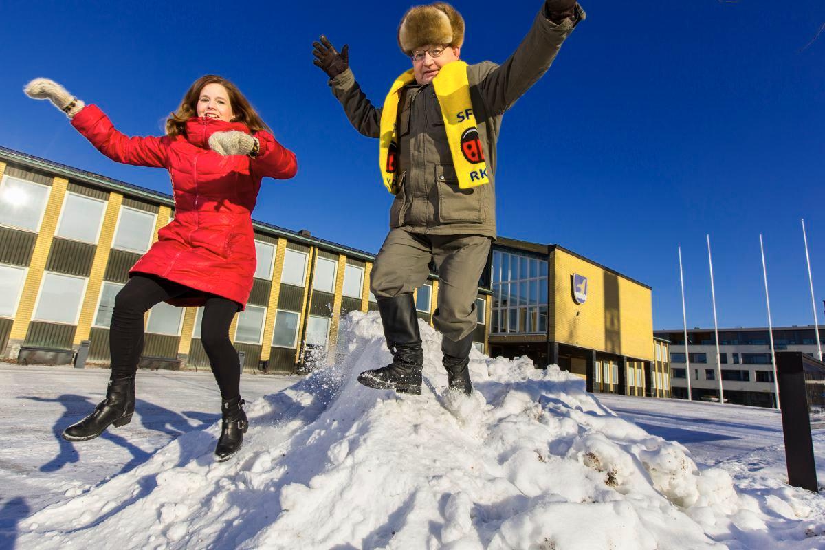 Vihreiden Heidi Rosbäckillä ja RKP:n Göran Härmälällä on pian enemmän vapaa-aikaa, sillä he jäävät pois kunnallispolitiikasta. Tulevia valtuutettuja he neuvovat verkostoitumaan.