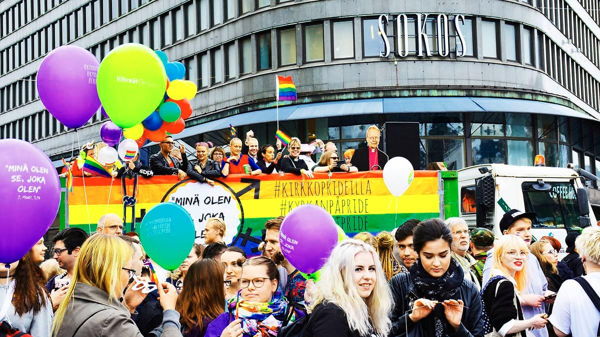 Viime vuoden Pride-kulkueeseen ja puistojuhlaan osallistui arviolta 35 000 ihmistä. Pahvikuva arkkipiispa Kari Mäkisestä oli mukana #kirkkoprideilla-rekan lavalla.
