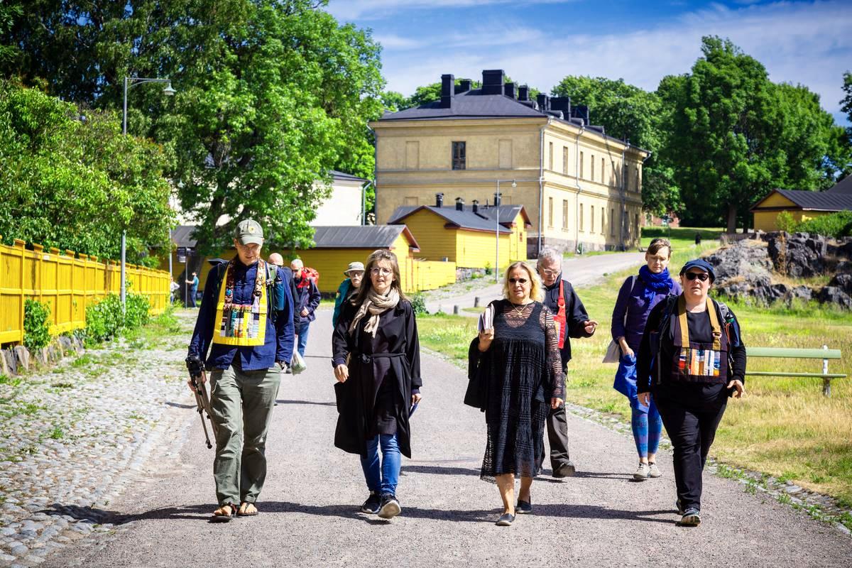 Vankileirin paikkoihin tutustuttiin pitkällä kävelyllä. Illalla kokoonnuttiin valkoisten hautamuistomerkille Vanhankirkon puistoon.