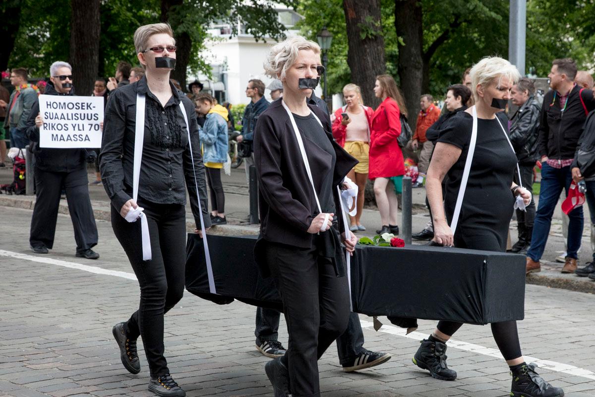 Mustiin pukeutunut hautajaissaattue muistutti, että maailmassa on yli 70 maata, joissa homoseksuaalisuus on rikos. Pahimmillaan siitä voidaan tuomita kuolemaan.