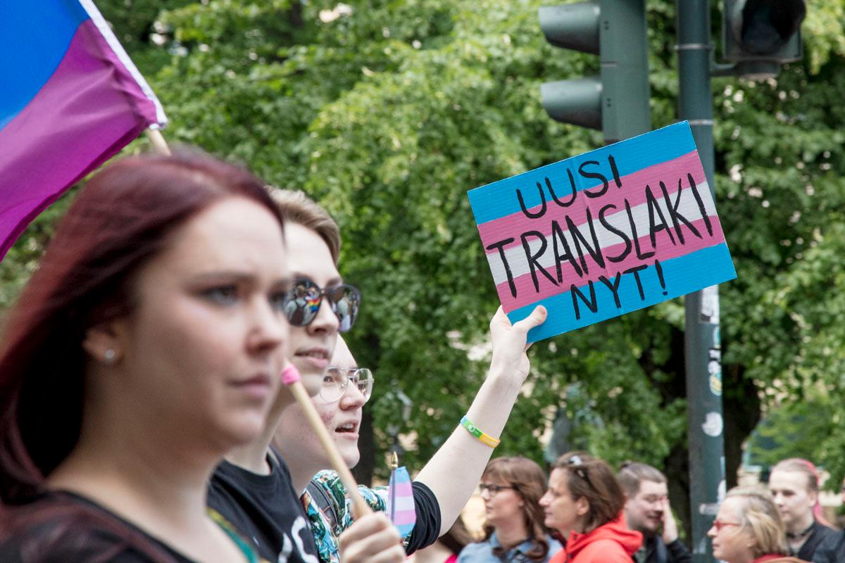 Pridessa kampanjoitiin translain uudistamisen puolesta.