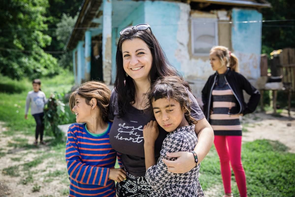 E-Romnjan työntekijä Anca Nica tapaamassa Valea Seacăn kylän romaniasukkaita. Nica, myös itse romani, kertoo, että valtaväestön ja romanien keskinäisiä kohtaamisia on erittäin hankala järjestää, sillä rasismi on voimakasta. Kun kylässä esimerkiksi yritettiin kerätä käytettyjä leluja lahjoituksina romanilapsille, yhtäkään lahjoitusta ei saatu.