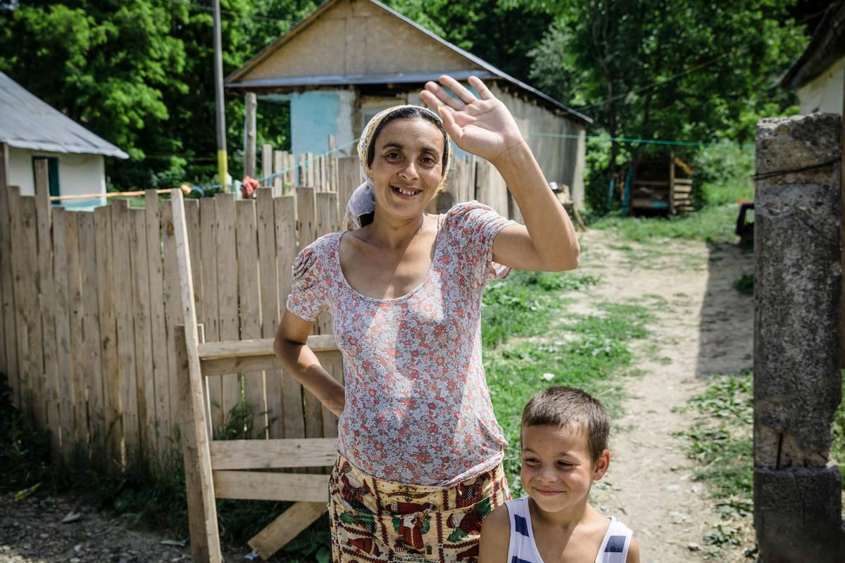 Ionelasta tuli virallisesti romanialainen vasta 30-vuotiaana vuonna 2015, kun hän sai oman henkilökorttinsa E-Romnja-järjestön avulla. Siihen asti Ionela oli ollut paperiton omassa kotimaassaan, eikä näin ollen saanut mitään hänelle kuuluvaa tukea valtiolta. Myös hänen lapsensa olivat paperittomia, eivätkä siksi voineet käydä koulua.