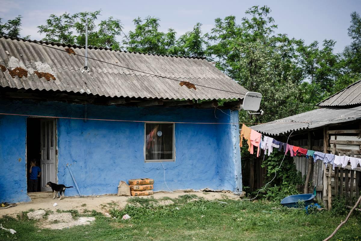 Näkymä erään kodin pihalle Valea Seacăssa. Yhden jos toisen talon aidannurkilla lepäävät ammeet ja vadit muistuttavat siitä, että peseytyminen ja pyykkääminen on hoidettava ulkona, sillä vesijohtoja ja viemäröintiä ei ole.