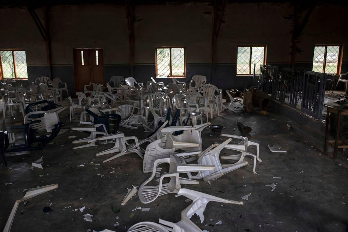 Rikoutuneita tuoleja tuhotussa katolisessa kirkossa Ngharin kylässä, johon Fulani-paimentolaiset hyökkäsivät 27. kesäkuuta.