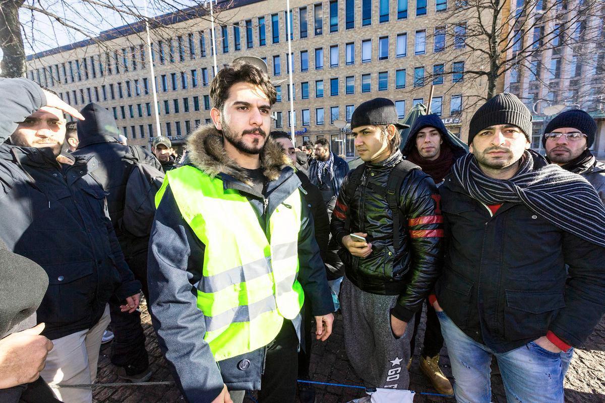 Bashar Mallouh (liivit päällä) osallistuu Kiasman edustalla mielenosoitukseen kymmenien muiden irakilaisten kanssa.