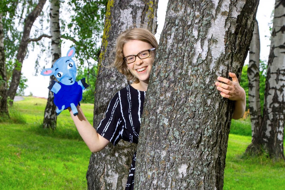 Pop up -pyhäkoulujen tunnushahmo on Katri Malmin kädessä heiluva Päkä-lammas. Se seikkailee myös Lastenkirkko-verkkosivustolla.