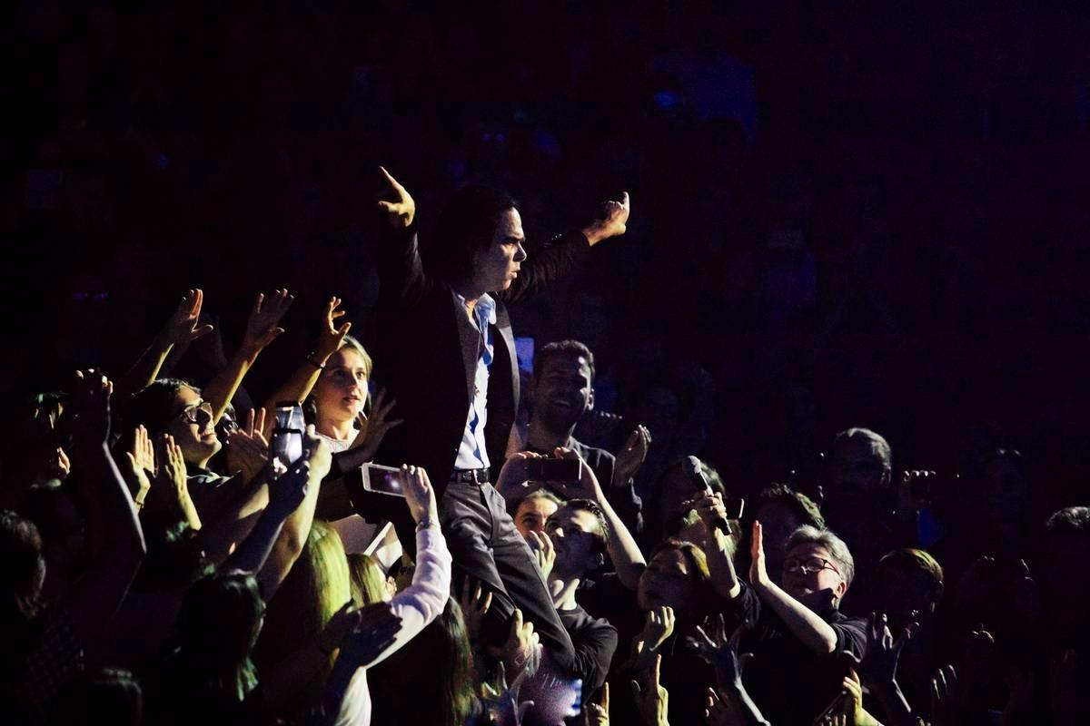 Nick Cavella on karismaattisen saarnamiehen taito saada yleisönsä hurmokseen.