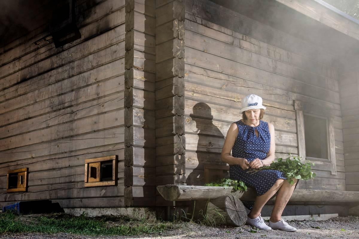 Aino-Kaarina Mäkisalo vie mökkisaunassa kokemansa pyhän kosketuksen uimahallin saunaan. Vihdan teko valokuvattiin Kuusijärven savusaunan edessä Vantaalla.