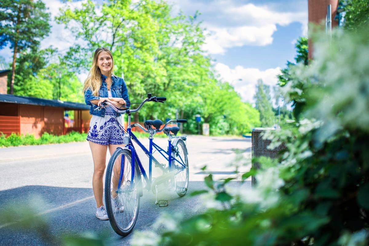 Parisuhdepyörän voi käydä lainaamassa joko lyhyttä tai pidempää pyöräretkeä varten. Pyörää esittelemässä perheneuvolan työntekijä Jasmin Jenkins.