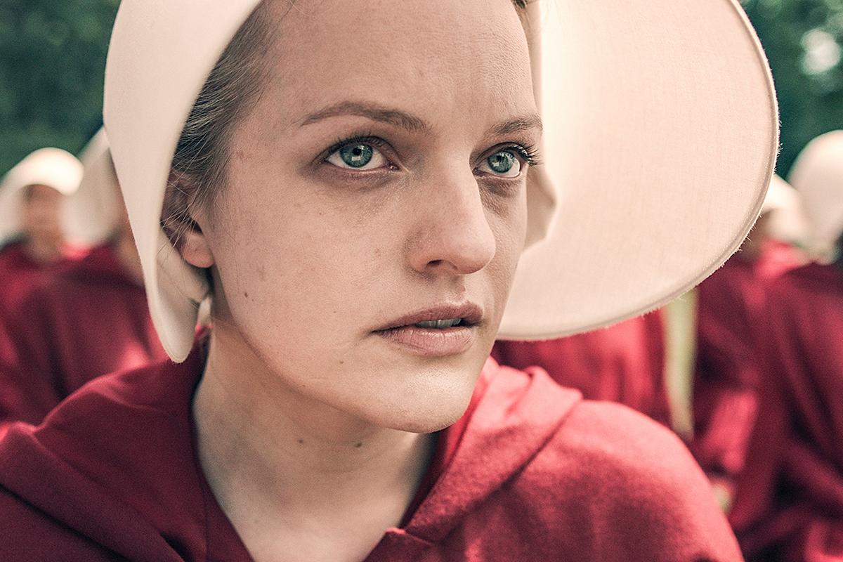 Orjatar Frediläinen (Elisabeth Moss) on Handmaid´s Talen kertoja. Orjattaret pukeutuvat hedelmällisyyttä symboloivaan punaiseen kaapuun ja hilkkaan, joka suojaa katseilta ja estää katsomasta.