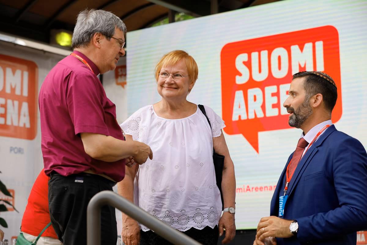 Piispa Kaarlo Kalliala, presidentti Tarja Halonen ja Helsingin juutalaisen seurakunnan puheenjohtaja Yaron Nadbornik jatkoivat keskustelua vielä paneelin päättymisen jälkeen.