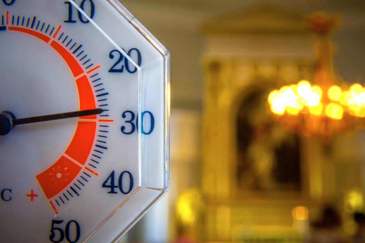 Helsingin Tuomiokirkossa sai hikoilla 28 asteen lämpötiloissa.