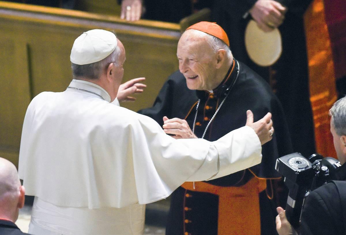 Kardinaalikollegiosta eronnut Theodore McCarrick tervehti paavi Franciscusta Washingtonissa vuonna 2015. Kuva: Jonathan Newton / AP / Lehtikuva