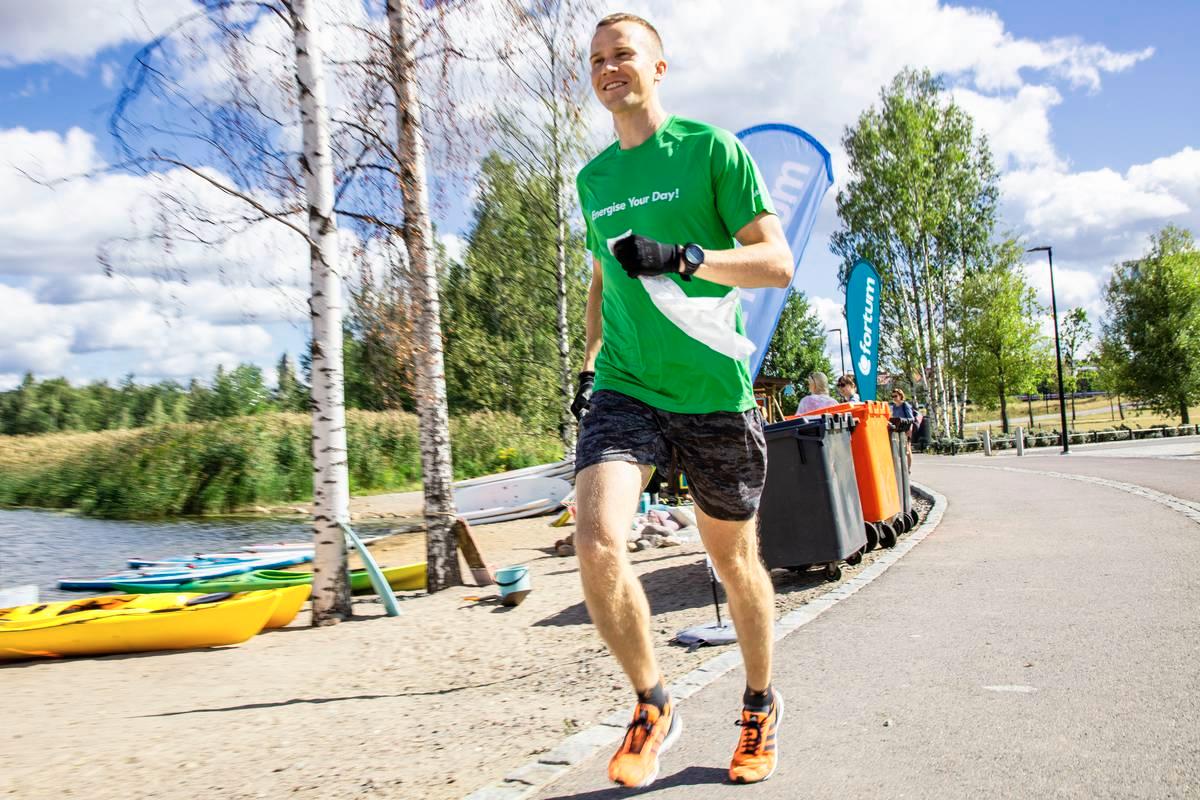 Jaakko Ylisipola Fortumilta on itsekin kerännyt paljon roskia lenkkeillessään. Hän toivoo, että toiminta herättäisi ihmiset ajattelemaan, mitä voi tehdä ympäristön hyväksi.