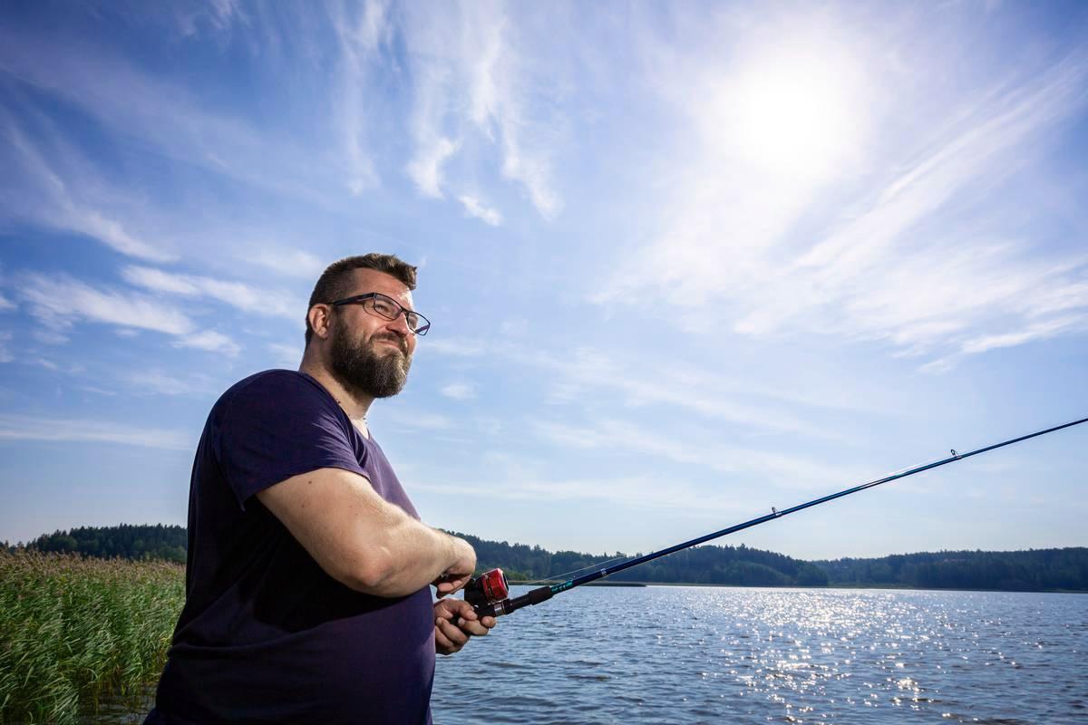 Pami Karvonen heittää virveliä siuntiolaisen Fårträsk-järven pohjukassa. Kalastaessaan hän kokee veden liikkeet tavallista syvemmin.