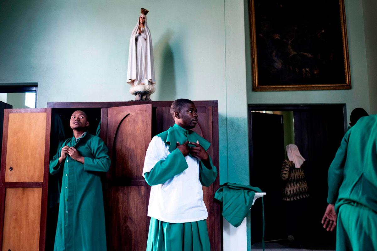 Hararen katolisessa Pyhän Sydämen kirkossa Zimbabwessa valmistauduttiin sunnuntaina 5.8. ensimmäiseen messuun maan presidentinvaalien jälkeen. EU:n vaalitarkkailijoiden mukaan Zimbabwen vaalit vietiin läpi 
