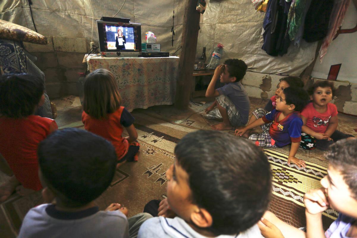 Lapset kokoontuvat pakolaisleireillä usein yhdessä katsomaan televisio-ohjelmia.