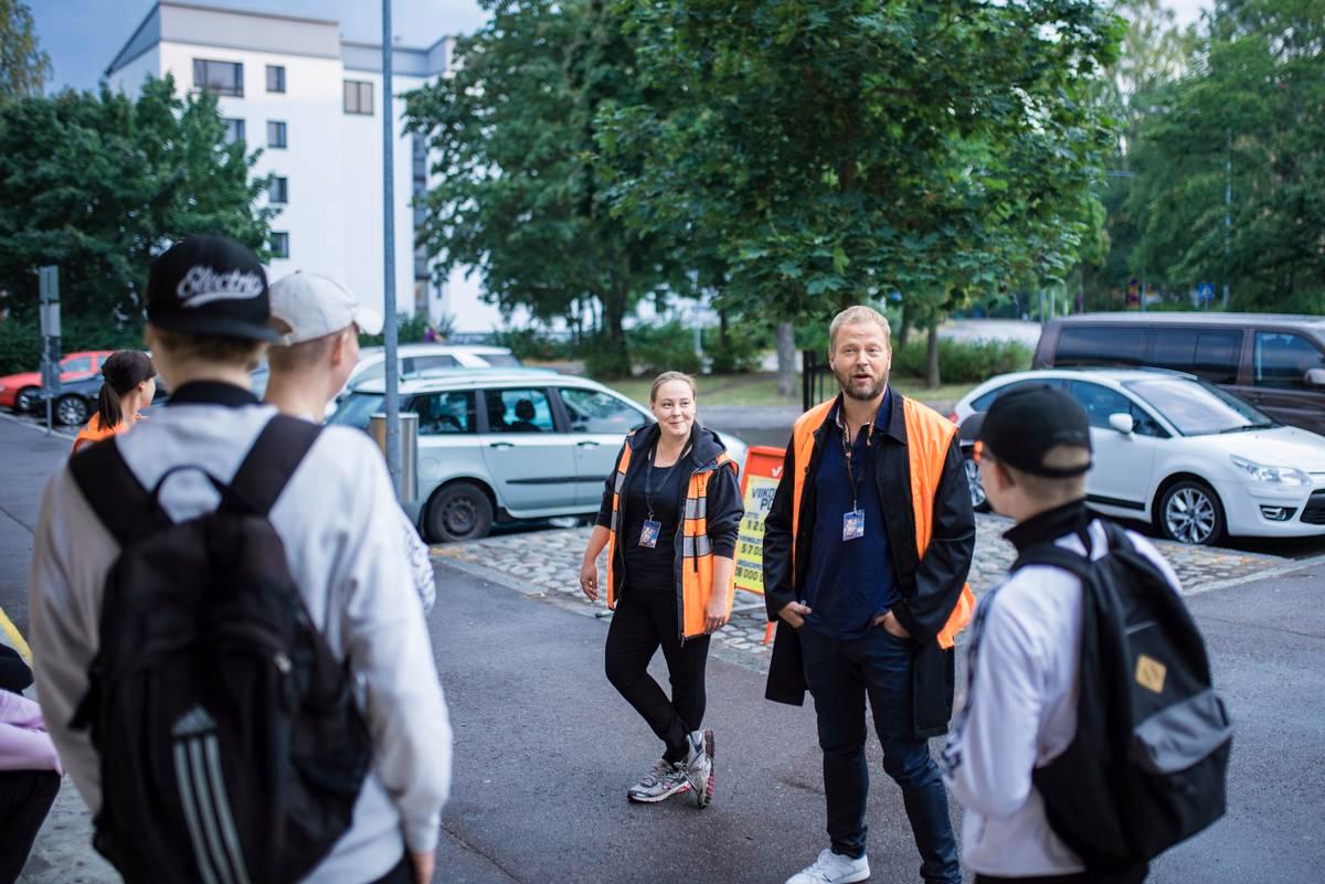 Länsimäen Alepan edessä kulutettiin aikaa ja odotettiin kavereita. Anne-Mari Keränen ja Teemu Laajasalo kyselivät tunnelmia.