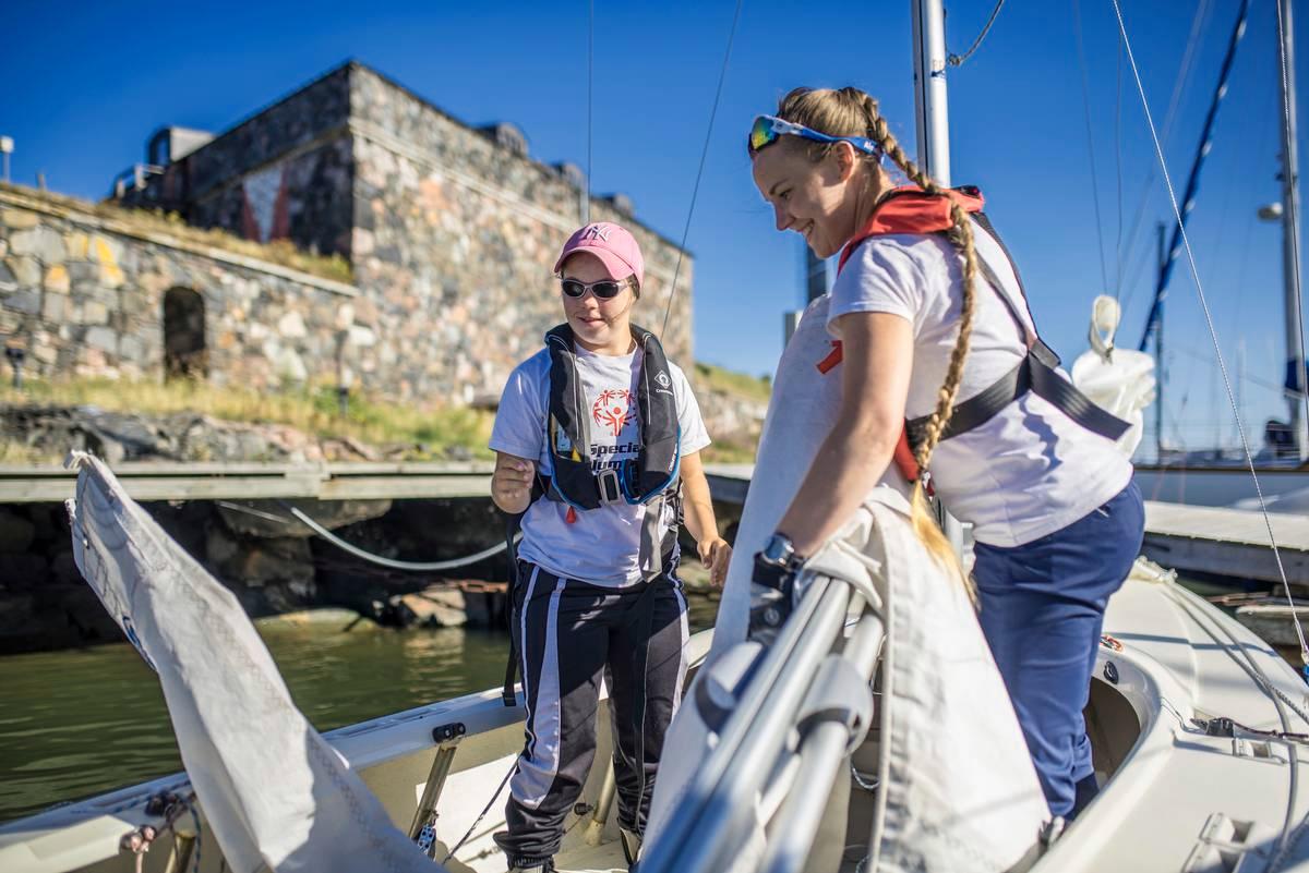 Special Olympics -kisoissa purjehditaan pareittain siten, että toisella kilpailijoista on kehitysvamma ja toisella ei. Bea Westerstråhlen pari on Mari Aarnio.