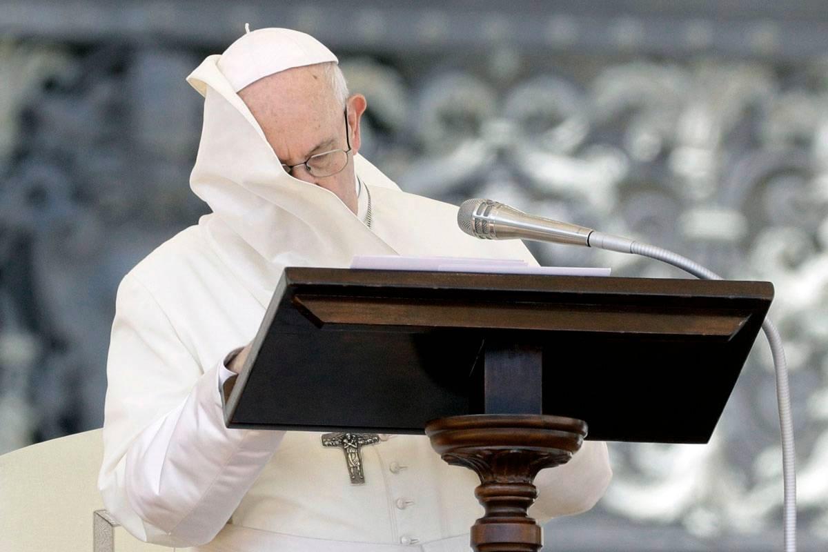 Paavi pitämässä puhetta nuorille Vatikaanissa elokuussa.
