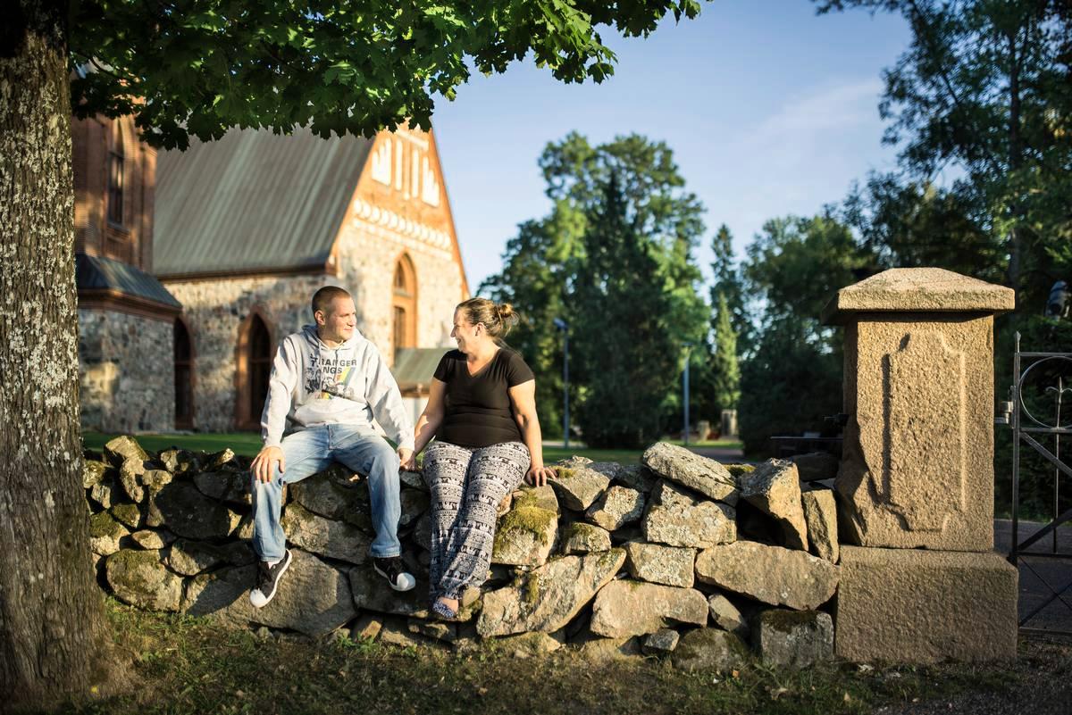 Jaana Niiranen ja Petteri Niemi sitoutuvat Pyhän Laurin kirkossa tekemään toinen toisensa onnelliseksi.