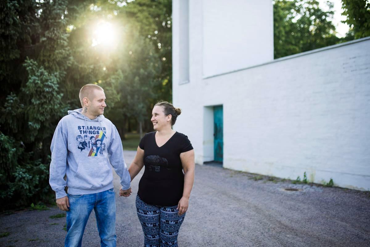 Petteri Niemen ja Jaana Niirasen Hääyö alkaa pareille tarkoitetuilla etkoilla Pyhän Laurin kappelissa, jossa jaetaan vihkivuoroajat ja syödään kakkua.